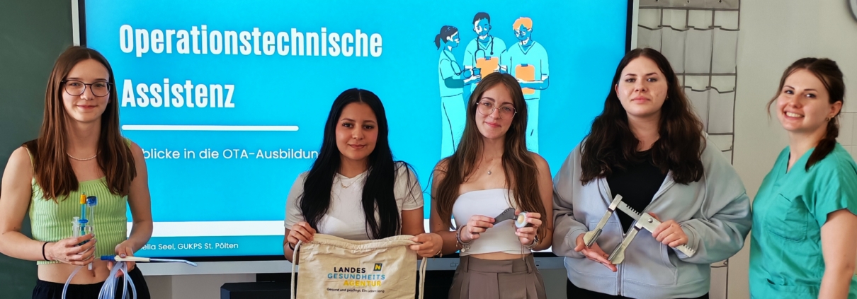 Schülerinnen erhalten Vortrag von Operationstechnischer Assistentin