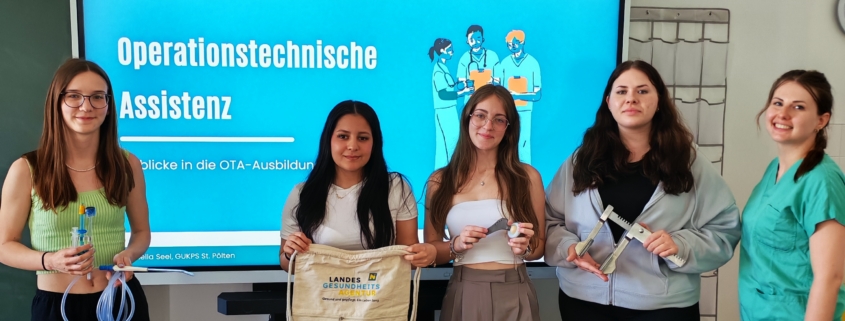 Schülerinnen erhalten Vortrag von Operationstechnischer Assistentin