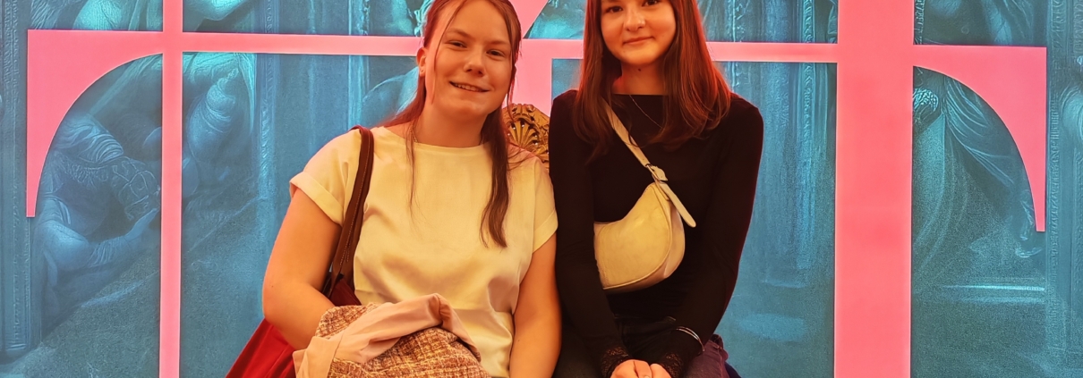 2 Schülerinnen vor dem Logo des Musicals Maria-Theresia im Ronacher in Wien