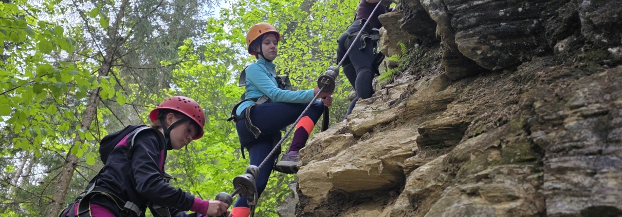 zwei junge Menschen auf Kletterfelsen in der Natur