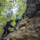 zwei junge Menschen auf Kletterfelsen in der Natur