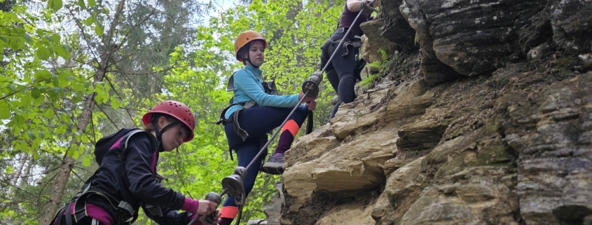 zwei junge Menschen auf Kletterfelsen in der Natur