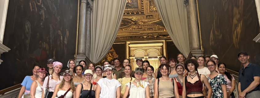 Schülerinnengruppe vor historischem Ambiente in Venedig