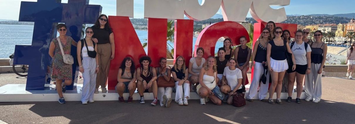 Schülerinnengruppe mit Lehrkräften in Nizza