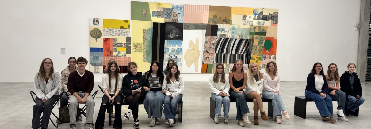 Schüler*innen der 3 HLW vor einem Werk Robert Rauschenbergs in der Kunsthalle Krems