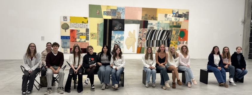 Schüler*innen der 3 HLW vor einem Werk Robert Rauschenbergs in der Kunsthalle Krems